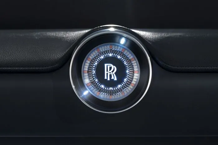 Der mittig unter dem Panoramafenster platzierte analoge Chronometer steht als Sinnbild für die gewonnene Zeit als allerhöchste Form von Luxus.