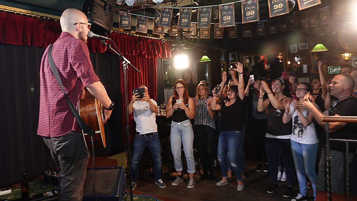 Julian Grabmayer mit begeisterten Fans beim Videodreh in Weiz