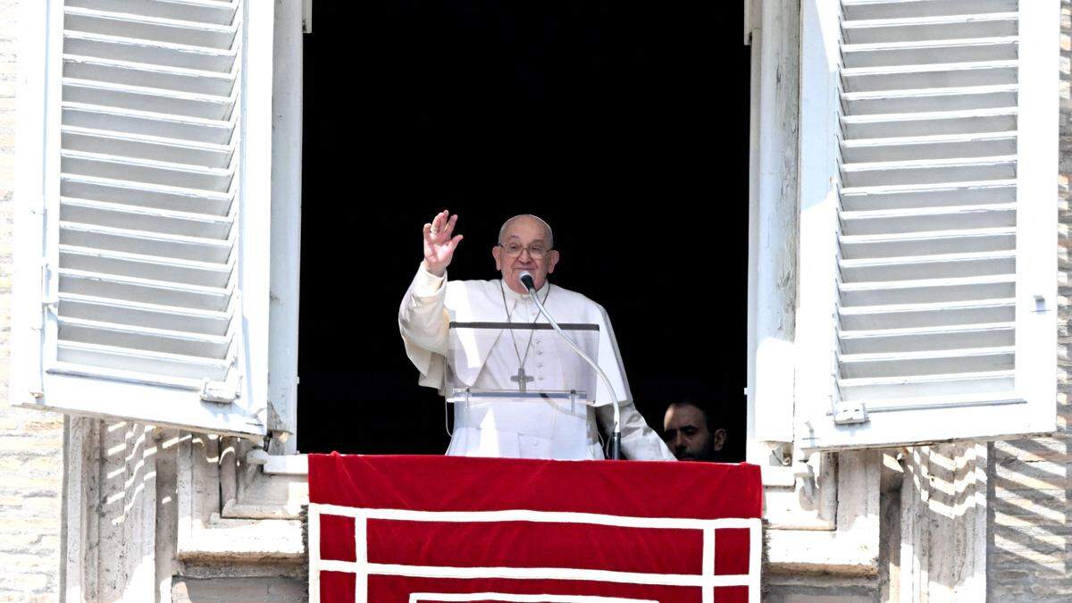 Papst Franziskus winkt der Menge am Petersplatz zu. | Heute erscheint eine Autobiografie, die man durchaus als eine Art Vermächtnis lesen kann. „Leben. Meine Geschichte in der Geschichte“ heißt das bei HarperCollins erscheinende Buch, das der Papst zusammen mit dem italienischen Vatikanjournalisten Fabio Marchese Ragona verfasst hat.