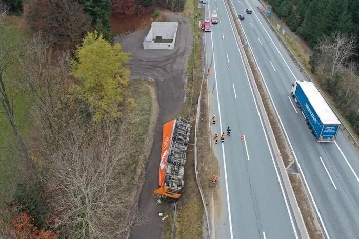 Ein Sattelschlepper kam nach einem Reifenplatzer von der Fahrbahn ab und am Dach zum Liegen.