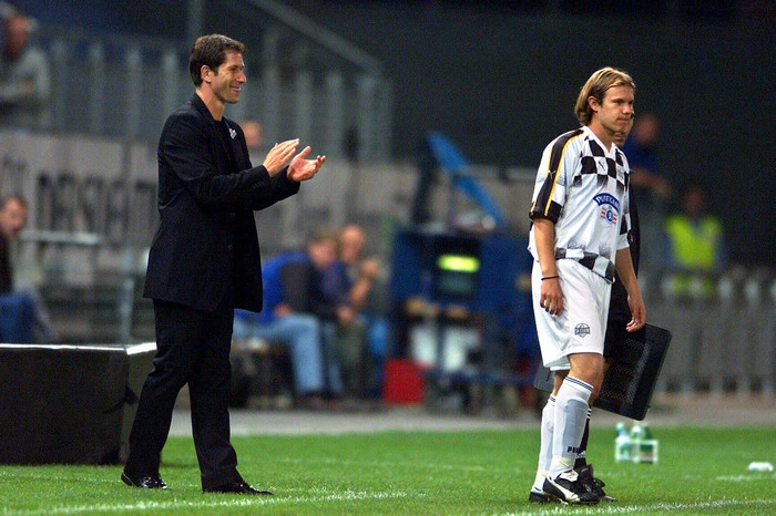 Und blieb den Steirern auch nach seiner aktiven Karriere treu. Ausgerechnet am 19. 09. 2002 feierte Foda sein Debüt als Cheftrainer. Sturm setzte sich damals gegen Livingston mit 5:2 durch.