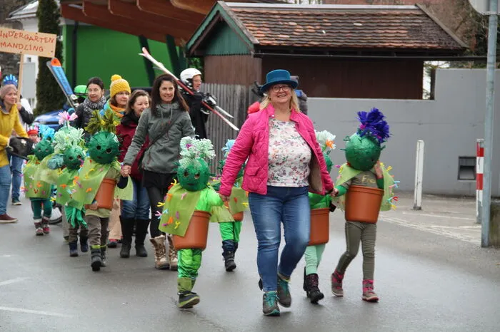 Die Kinder der Kindergärten und Schulen aus Schladming und Ramsau begeisterten die zahlreichen Schaulustigen in der WM-Stadt. Klicken Sie sich durch unseren kunterbunten Bilderbogen.