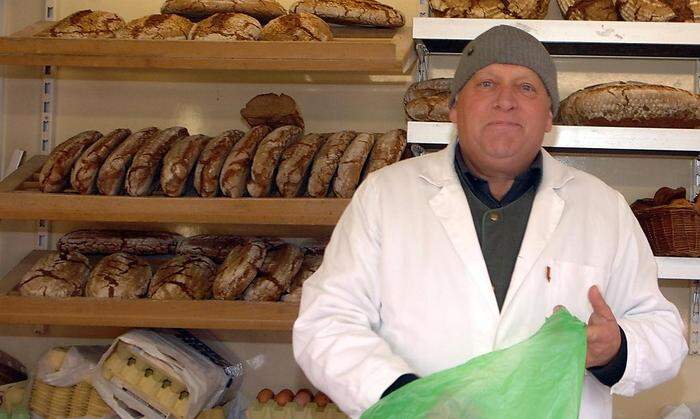 Bauer Franz Grundnig verkauft am Markt sein Brot