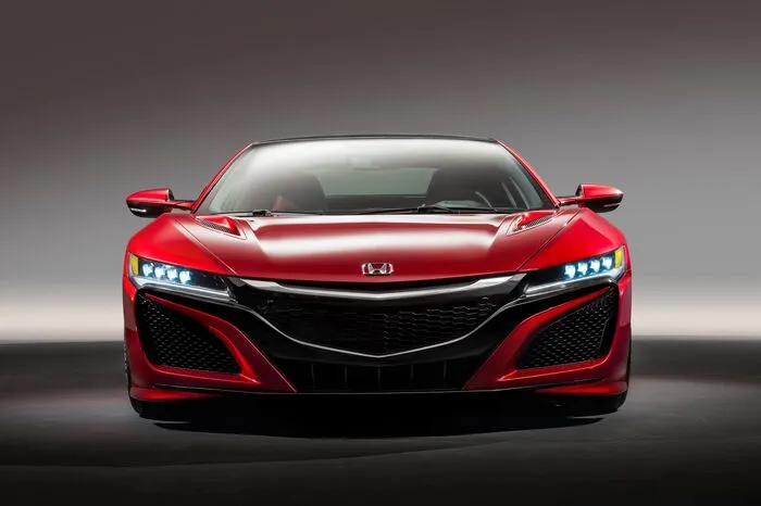 Für den NSX hat Honda nicht weniger als vier Motoren entwickelt: Der neu entwickelte V6-Benziner hängt an einem Neungang-Doppelkupplungsgetriebe und erhält Unterstützung von gleich drei E-Motoren.