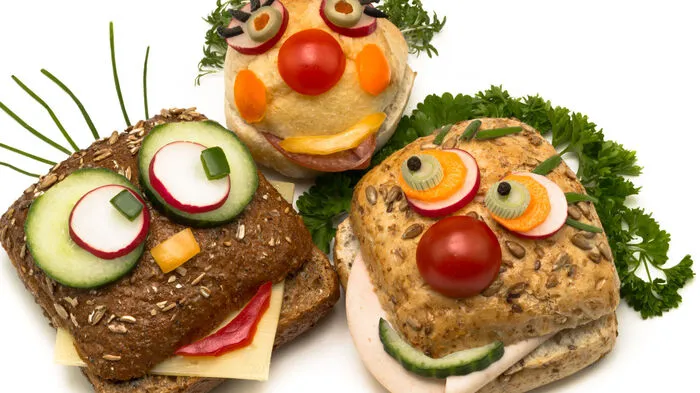 50 Prozent jeder Mahlzeit sollten Gemüse und Salat ausmachen, denn: Gemüse liefert wenig Kalorien, aber macht satt! Die Mahlzeit perfekt machen Kohlenhydrate in Form von Vollkorngetreide und Eiweiß, in Form von magerem Fleisch, Fisch oder Hülsenfrüchten.