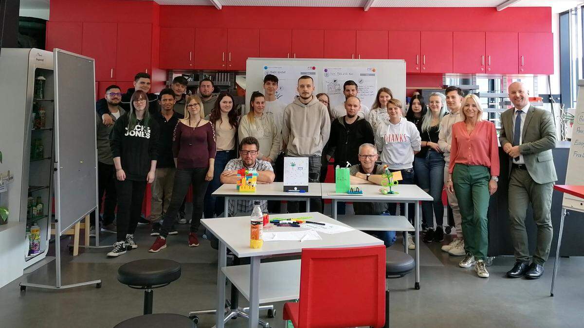 Die Schüler der 3. Klasse Baustoffhandel und Gartencenter mit den  Innovations- und Marketingexperten sowie den Fachlehrern beim Workshop