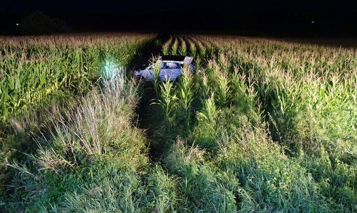 Die Einsatzkräfte mussten den schwer verletzten Lenker im Feld suchen