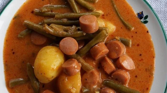 Die drei Schwestern
Die ersten Funde von Bohnen stammen aus etwa 6000 v. Chr. Sie wurden in Peru gemacht. In Mittel- und Südamerika war und ist die Gartenbohne neben Kürbis und Mais nach wie vor die wichtigste Nahrungspflanze. Diese drei Pflanzen sind die sogenannten „drei Schwestern“ (Milpas) und werden von alters her gemeinsam angebaut: Der Mais dient den Bohnen als Rankhilfe, die Bohnen liefern dem Mais den nötigen Stickstoff, und die Blätter des Kürbisses bedecken den Boden und verhindern so, dass dieser austrocknet. Ich habe diese Kombination im Garten ausprobiert und war über den überaus reichen Ertrag sehr erstaunt. 