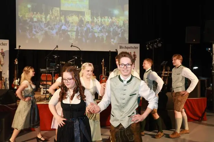 Schon der Start war besonders: Die Polonaise des 3. Jahrgangs, einstudiert von Manuel Peinhopf, sorgte für Gänsehaut.
