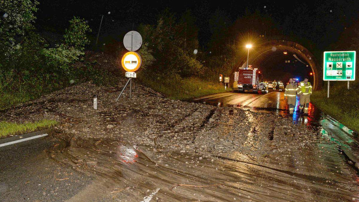 Die Fernpassstraße (B179) ist nach einem Murenabgang Montagabend bei der Umfahrung Nassereith (Bezirk Imst) gesperrt worden