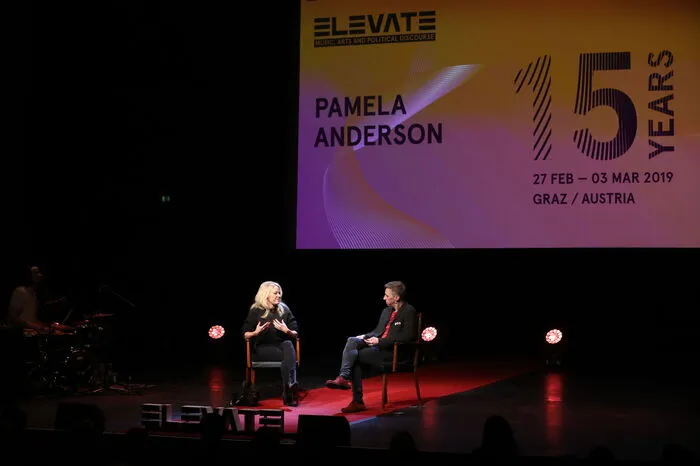 Und natürlich Stargast Pamela Anderson - sie sorgte schon den ganzen Tag für Medienauflauf beim Elevate-Festival