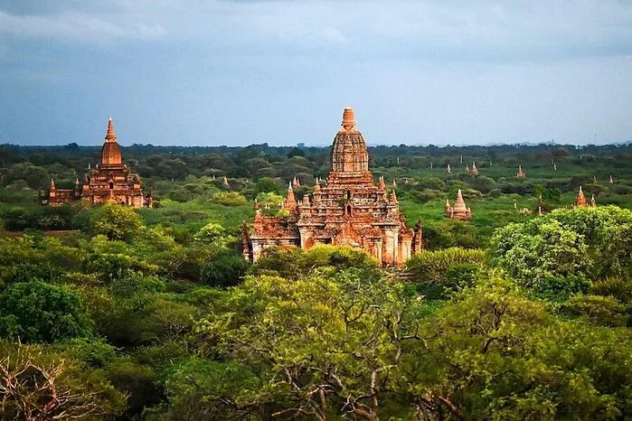 Myanmar. Bagan gilt als heilige Landschaft mit einer außergewöhnlichen Vielfalt buddhistischer Kunst und Architektur. Die Stätte umfasst acht Teilgebiete mit zahlreichen Tempeln, Stupas, Klöstern und Pilgerstätten sowie archäologischen Überresten, Fresken und Skulpturen.