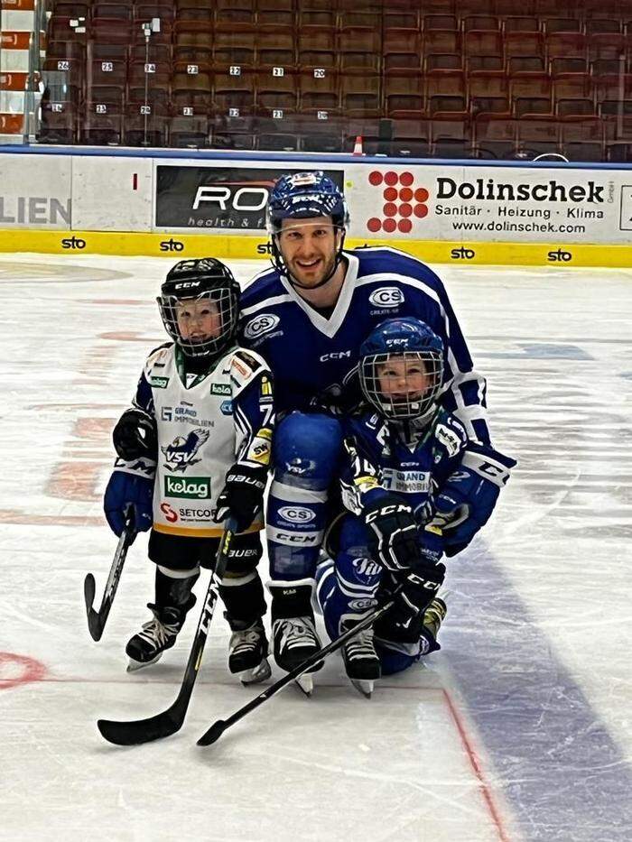 Kevin Moderer mit Lenora und Finley auf dem Villacher Eis 