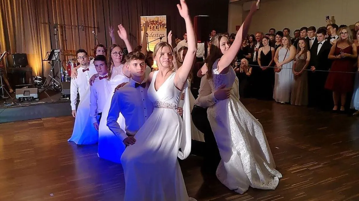 Mit einer Polonaise wurde die rauschende Ballnacht eröffnet