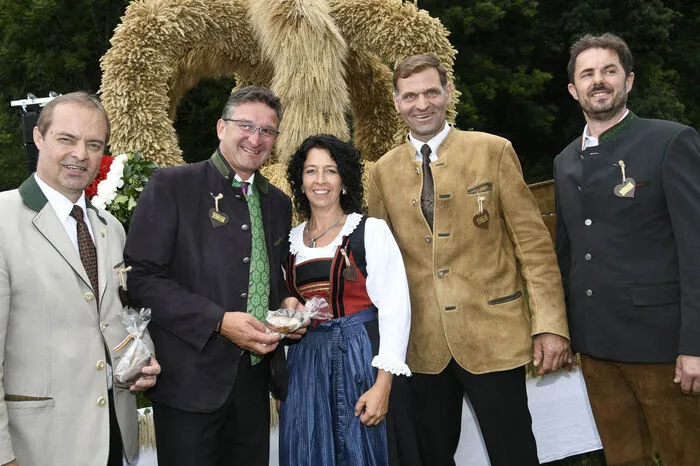 Landwirtschaftskammerpräsident Johann Mößler, Bürgermeister Wolfgang Klinar, Bildungsreferentin Maria Krabath und die beiden Organisatoren des Erntedankfestes Sepp Faschauner und Franz Koch (von links).
