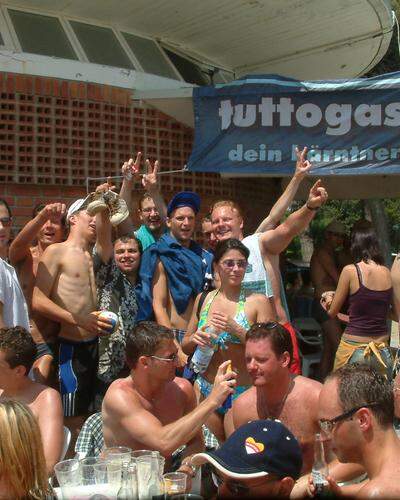 Pfingsten im Jahr 2002: Sogar ein „tuttogas.com“-Banner hing bei der Aurora-Bar