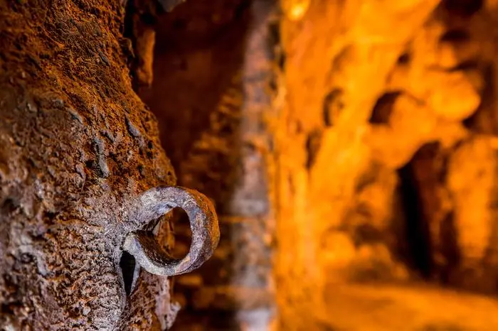 Waren hier Gefangene angekettet?