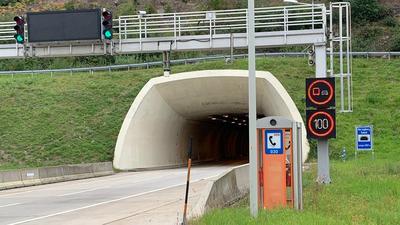 Der Herzogbergtunnel auf der A 2 Südautobahn ist aufgrund eines schweren Unfalls gesperrt