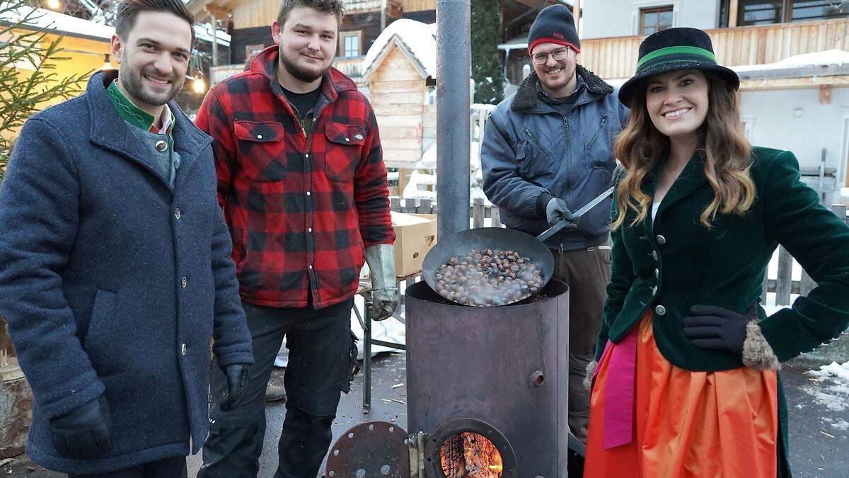 Die Moderatoren Richard Deutinger (links) und Conny Bürgler (rechts) beim Anraser Bergadvent