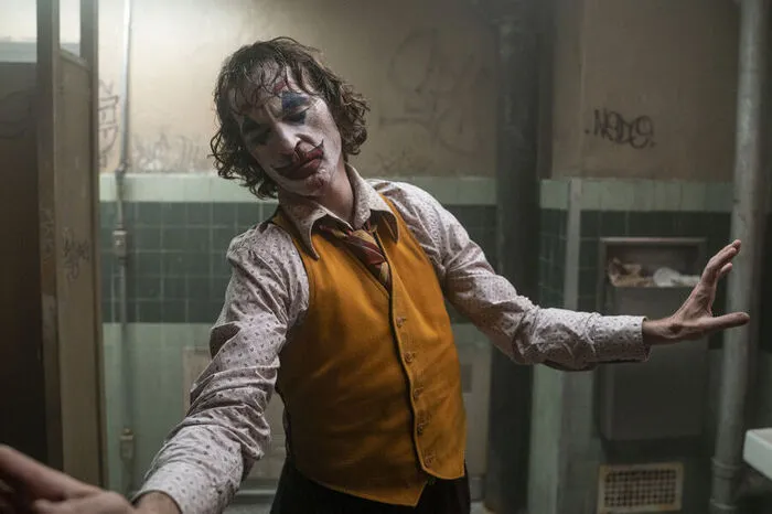 Joaquin Phoenix holte sich als zweiter Darsteller nach Heath Ledger eine Oscar für die Darstellung dieser Figur. "Joker" erzählt, wie er zum Chaos-Clown wurde.