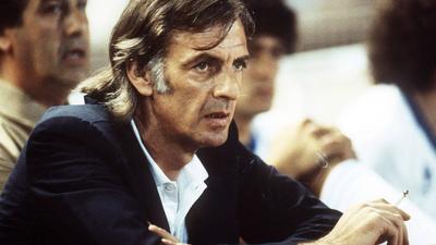Argentiniens Nationaltrainer Cesar Luis Menotti  war auf der Bank ein echter Typ. Der Mann, der das Team zum WM-Titel 1978 gecoacht hatte, verstarb am Sonntag. 