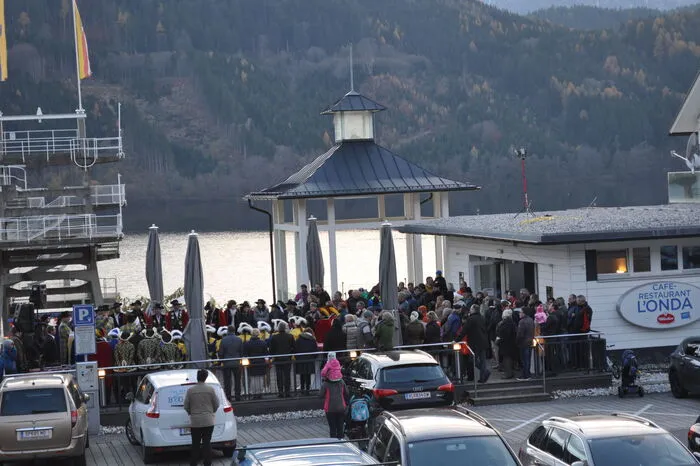 Das Faschingswecken ging vor der Kulisse des Badehauses über die Bühne.