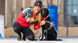 Goldmedaillengewinnerin Carina Edlinger und "Riley"