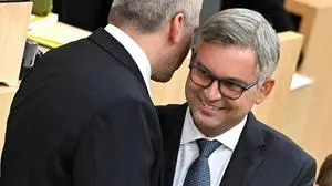Bundeskanzler Karl Nehammer (ÖVP) und Finanzminister Magnus Brunner (ÖVP) am Mittwoch, 12. Oktober 2022, anl. der Budgetrede im Rahmen einer Nationalratssitzung in Wien.