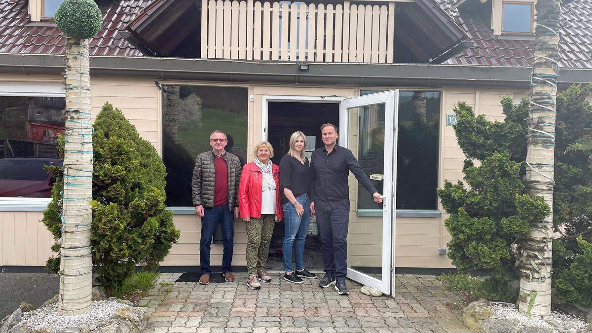 Die früheren Besitzer Rudolf und Elfriede Strablegg mit den neuen Eigentümern Nicole Keimel und Hannes Franz (v. l.)