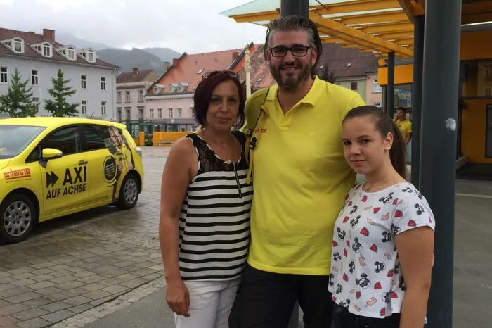 Susi (links) und Anastazia aus Kapfenberghaben Thomas Axmann zum Brucker Koloman-Wallisch-Platz chauffiert.