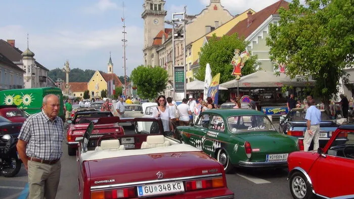 Mehr als 200 Teilnehmer trafen sich in Leibnitz zum Start der 7. Oltimer-Genuss-Tour.