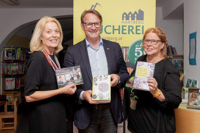 Autorin Claudia Blasl mit Bürgermeister Marcus Martschitsch und Rita Schreiner