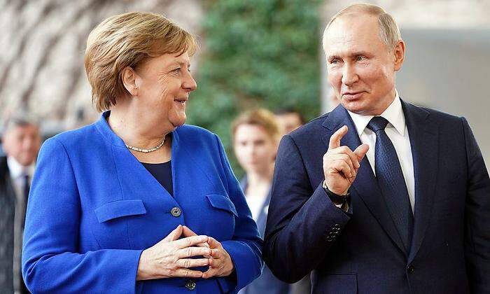 Wladimir Putin und Angela Merkel. Wir wissen nicht, worum es geht, die Gespräche sind geheim