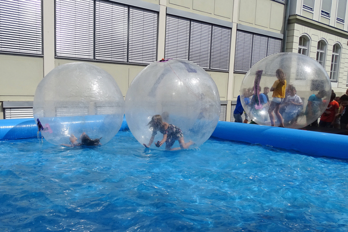 ... Aquazorbing in Luftblasen am Wasser,...