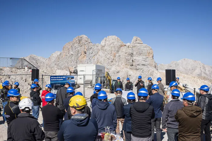 Startveranstaltung für Österreichs wohl höchstgelegene Baustelle - bei Kaiserwetter vor der beeindruckenden Kulisse des Dachstein-Gebirges