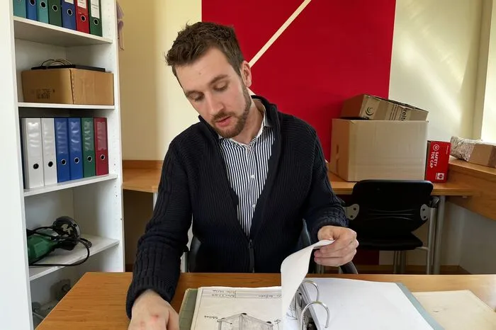 Lukas Schilhan mit seiner Zeichenmappe.
