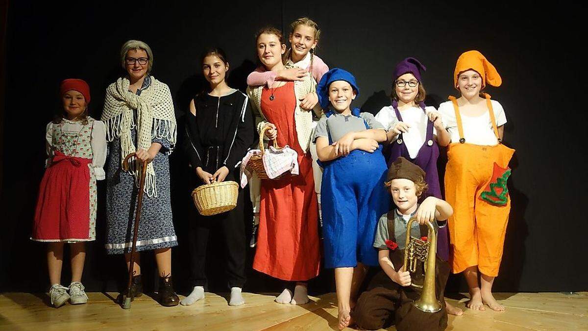 Kinder und Jugendliche spielten in Dölsach den Sketch „Erzähl (k)ein Märchen“	