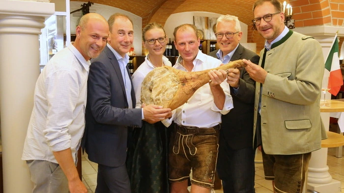 "Vulcano ist regional verwurzelt, scheut aber nicht den Vergleich mit dem Rest der Schinkenwelt“, betonte Kleine Zeitung-Geschäftsführer Thomas Spann bei der Eröffnung des 3. internationalen Schinkenkulinariums in der Vulcano-Manufaktur in Auersbach. Die Idee zum Schinkenkulinarium entstand vor fünf Jahren bei der Kleine-Zeitung-Weinkost.