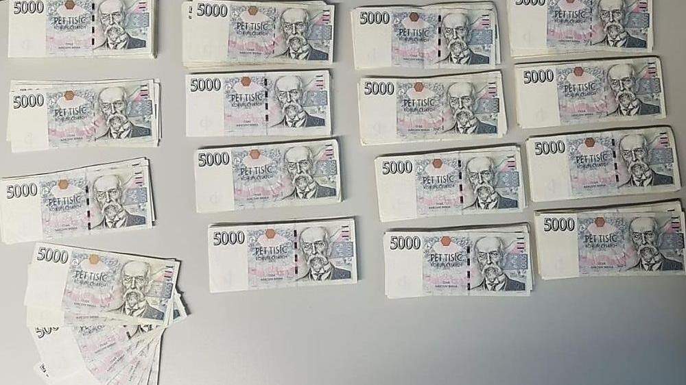 Das sichergestellte Geld - rund 3,5 Millionen Tschechische Kronen