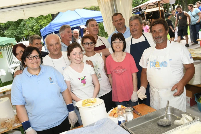 Das vielköpfige ehrenamtliche Team des Sozialvereins "Proporcia" war mit einem Gastrozelt und italienischen Schmankerln vertreten. Der Erlös wird wieder sozialen Projekten zugute kommen.