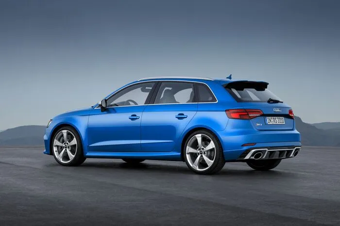 So sprintet der RS 3 Sportback in 4,1 Sekunden von 0 auf 100 km/h. Auf Wunsch hebt Audi den elektronisch begrenzten Top-Speed von 250 auf 280 km/h an. Als Draufgabe gibt es noch den Fünfzylinder-Sound, der durch das abwechselnde Zünden direkt benachbarter und weiter voneinander entfernter Brennräume entsteht. Im NEFZ-Zyklus verbraucht der RS 3 Sportback 8,3 Liter Kraftstoff pro 100 Kilometer, was 189 Gramm CO2 pro Kilometer entspricht.