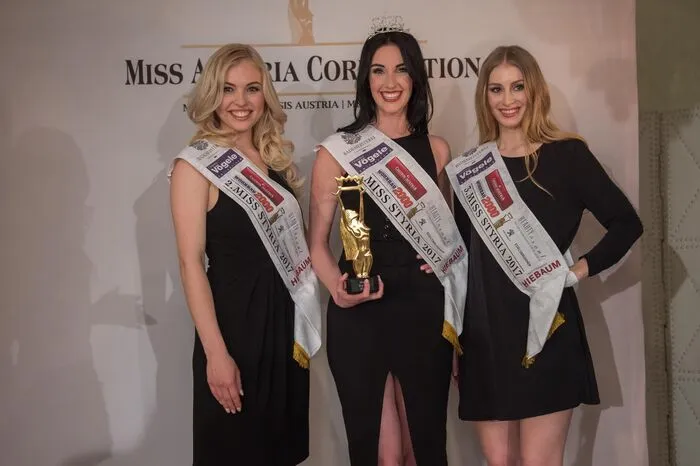 Am 9. April 2017 wurde sie zur neuen Miss Styria gewählt: Andrea Jörgler aus Nestelbach (Mitte) mit ihrer Vizemiss Magdalena Leitner (links) und der 3. Miss Styria 2017, Sarah Flicker.