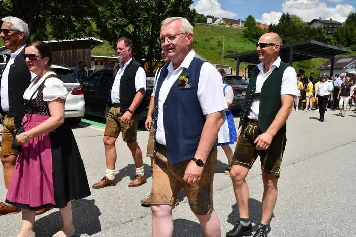 Am Sonntag versammelten sich die Musikkapellen bei der Greimhalle, ehe am Sportplatz ein Festgottesdienst mit Diakon Rupert Unterkofler gefeiert wurde.