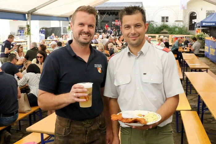 Beim Fest in der alten Bischofsstadt unter anderen gesichtet: Bezirksfeuerwehrkommandant Friedl Monai mit Stellvertreter Florian Monai (rechts) und Kameradschaftsführer Christoph Nott (links), Bürgermeister Franz Pirolt, Bäckermeister Gernot Kainbacher sowie der pensionierte Primarius Franz Siebert.  