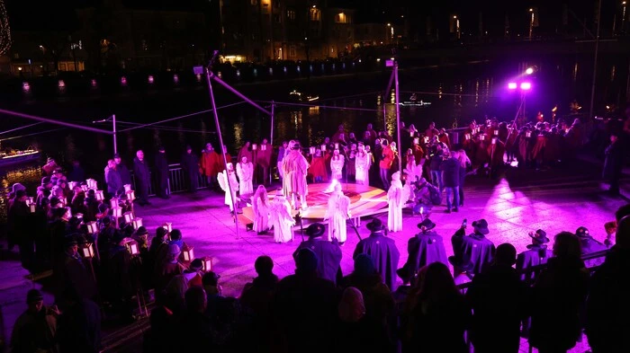 Bauernadvent auf den Drauterrassen, Ankunft des Christkinds mit dem Schiff, es bringt das Friedenslicht, danach festlicher Umzug