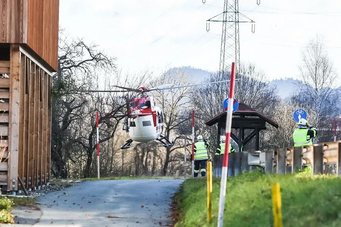 Laut ersten Informationen wurde ein Mann bei Schlägerungsarbeiten von einem Baum eingeklemmt und schwer verletzt.