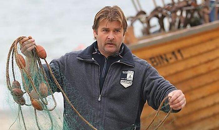 Jürgen Kuse ist Fischer in dritter Generation. Täglich um 4 Uhr morgens fährt er aufs Meer hinaus, um seine Gäste mit frischem Fisch zu versorgen