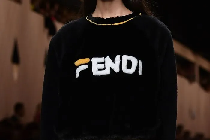 Logo-Shirts.Die Zeiten der Heimlichtuerei sind vorbei. Ob bei Moschino, Calvin Klein oder Fendi. In diesem Jahr nimmt man sich die großen Namen auf die Brust. Dafür sollte man beim restlichen Outfit vornehme Zurückhaltung walten lassen.