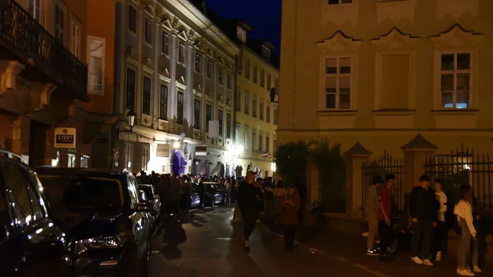 Freitagnacht zeigten sich die Klagenfurter Herrengasse, die Pfarrgasse und der Pfarrplatz von ihrer belebtesten Seite. Nach 22 Uhr strömten wie bereits am vorigen Wochenende Dutzende Jugendliche zur Tankstelle am Villacher Ring, um sich dort mit Getränken einzudecken. Auch dort gab es Polizei-Einsätze.