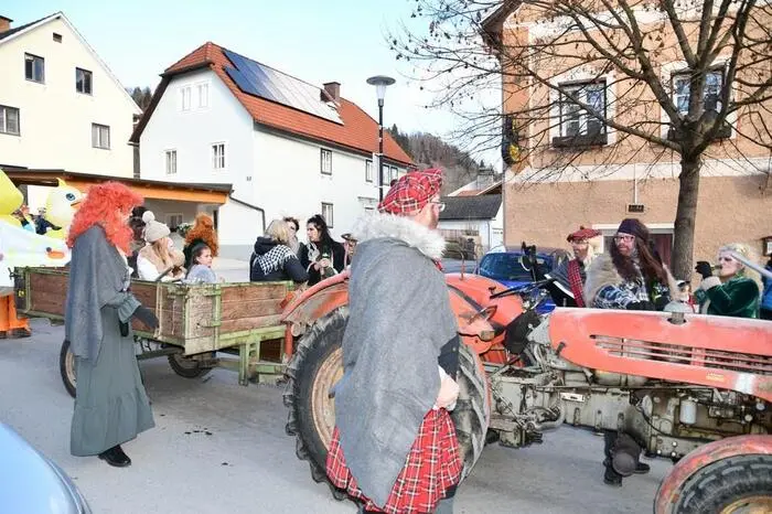 In St. Peter sind wieder die Narren los: Unter diesem Motto zog der Faschingsumzug durch den Ort. Begonnen hat das bunte Treiben beim Schwimmbad, am oberen Marktplatz gab es den Stopp mit einer Vorführung des Teams der Marktgemeinde.